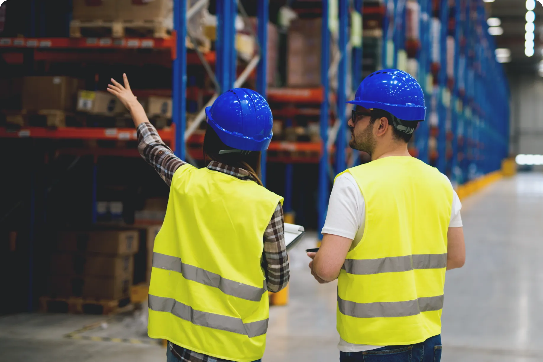 due lavoratori all'interno di un magazzino