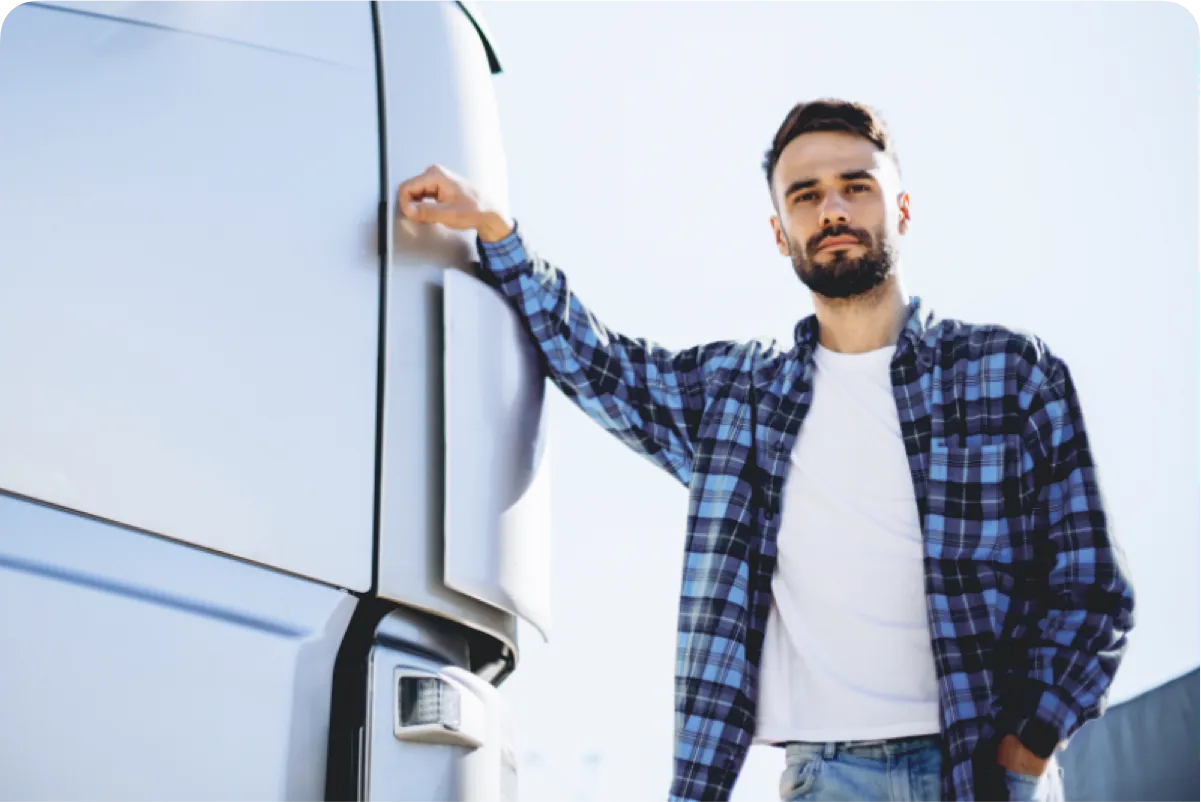 un uomo si appoggia ad un camion