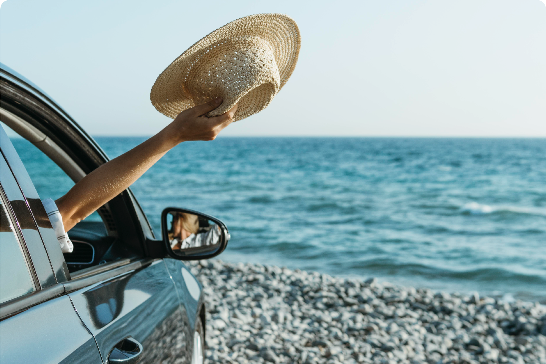 automobile in riva al mare