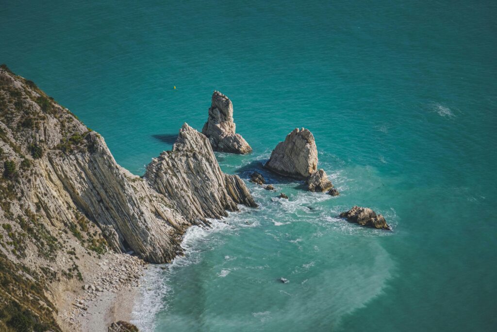 rocce che emergono dall’acqua cristallina del Mar Adriatico