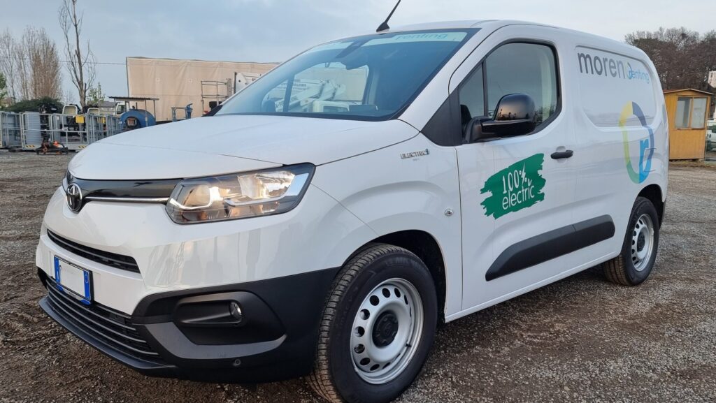 Furgone elettrico pronto per il noleggio marchiato Moreno Renting