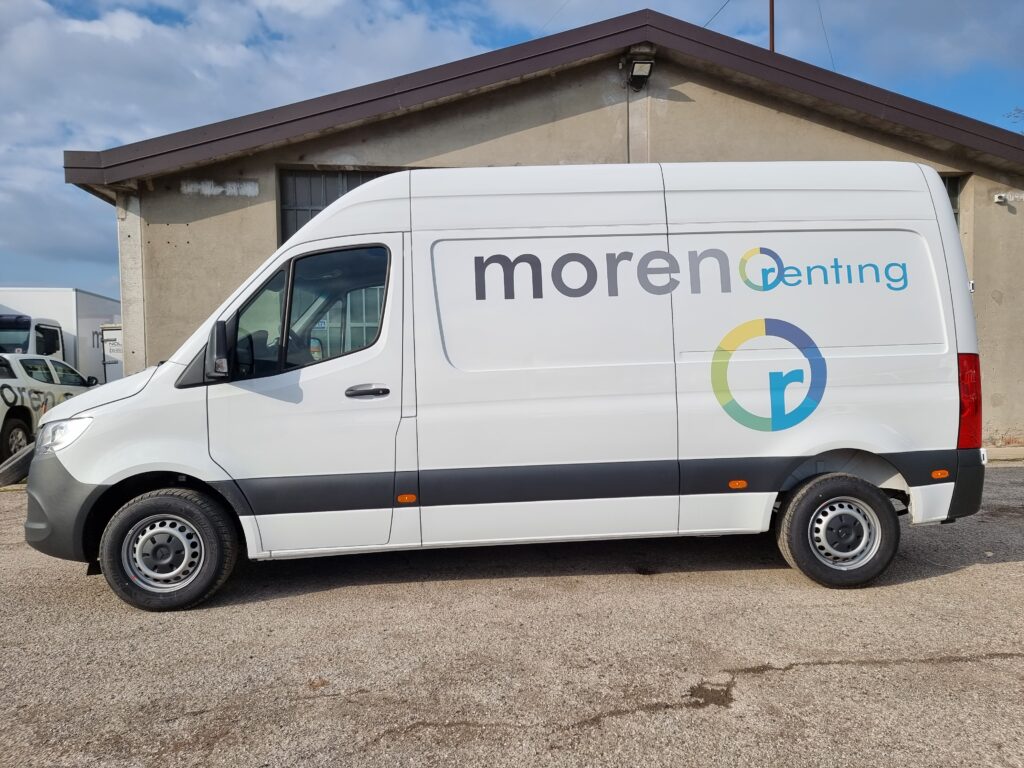 furgone a noleggio Moreno Renting di medie dimensioni per il trasporto moto