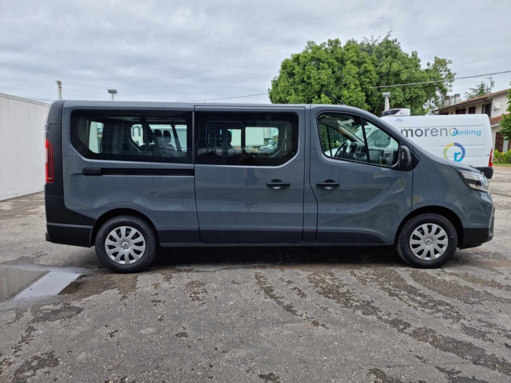 Pulmino grigio a 9 posti Moreno Renting da noleggiare per Capodanno 2026