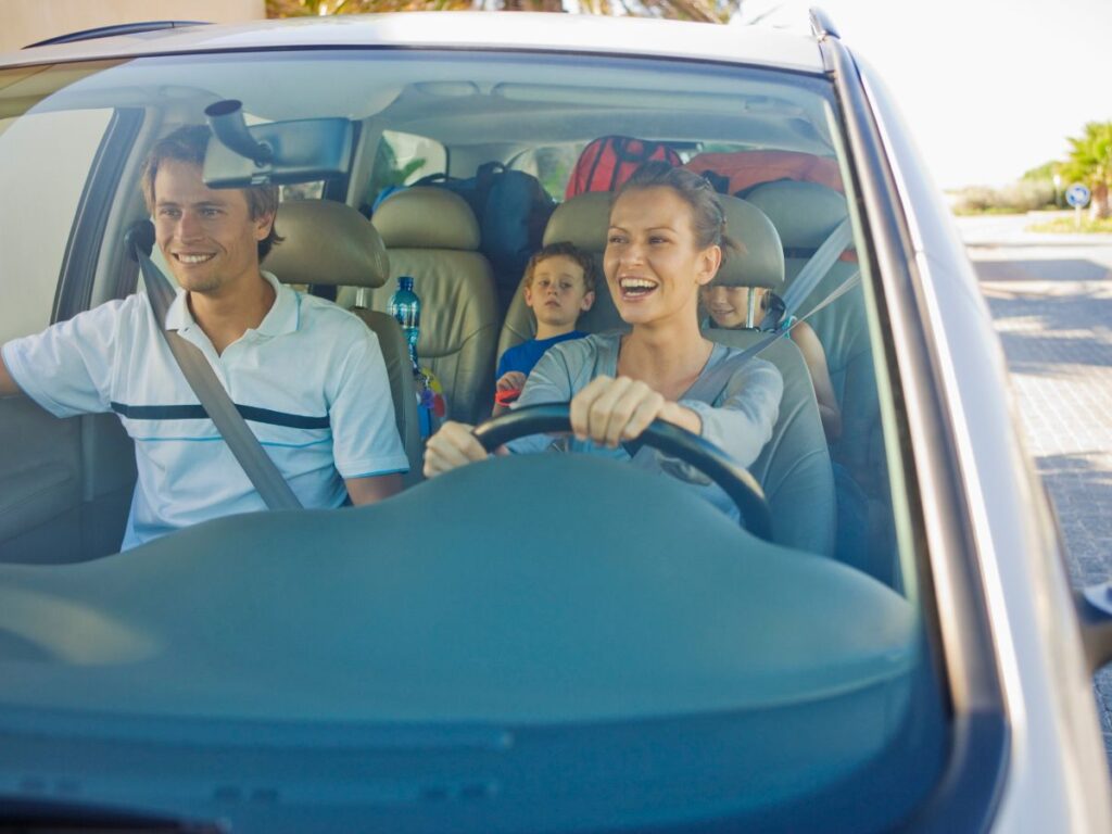 Famiglia seduta in auto