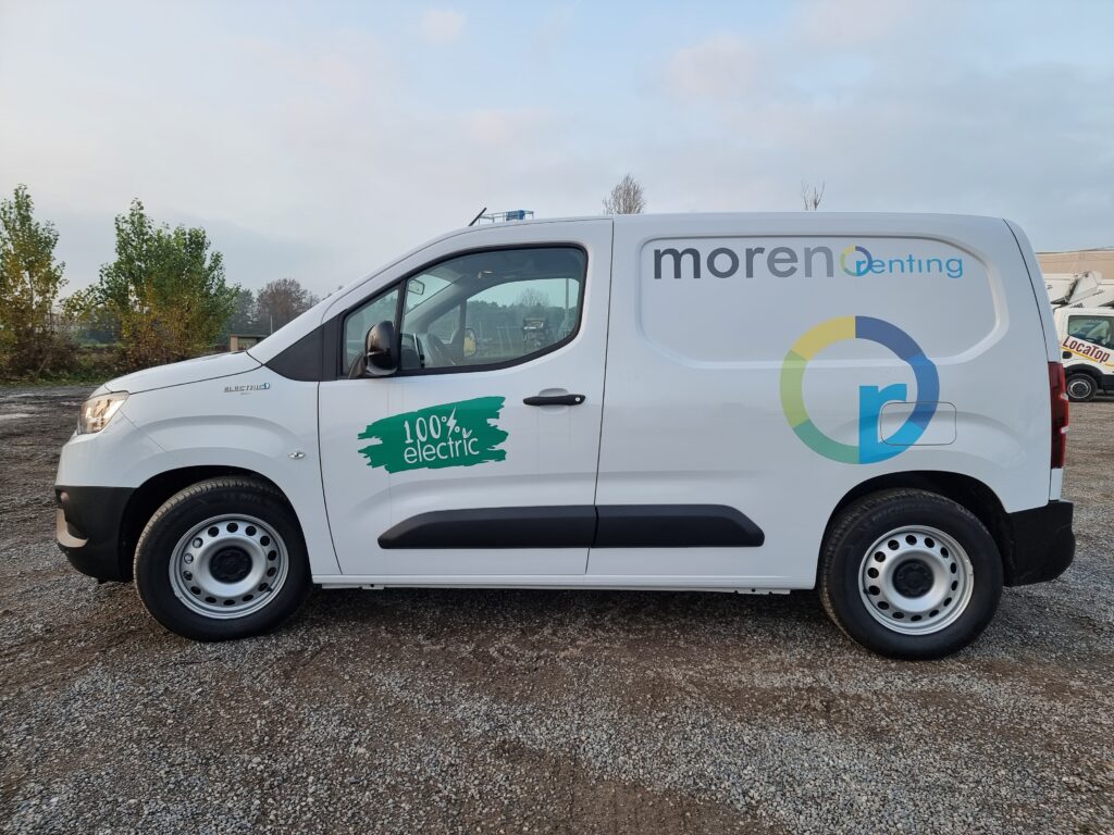 furgone compatto elettrico da lavoro pronto per il noleggio