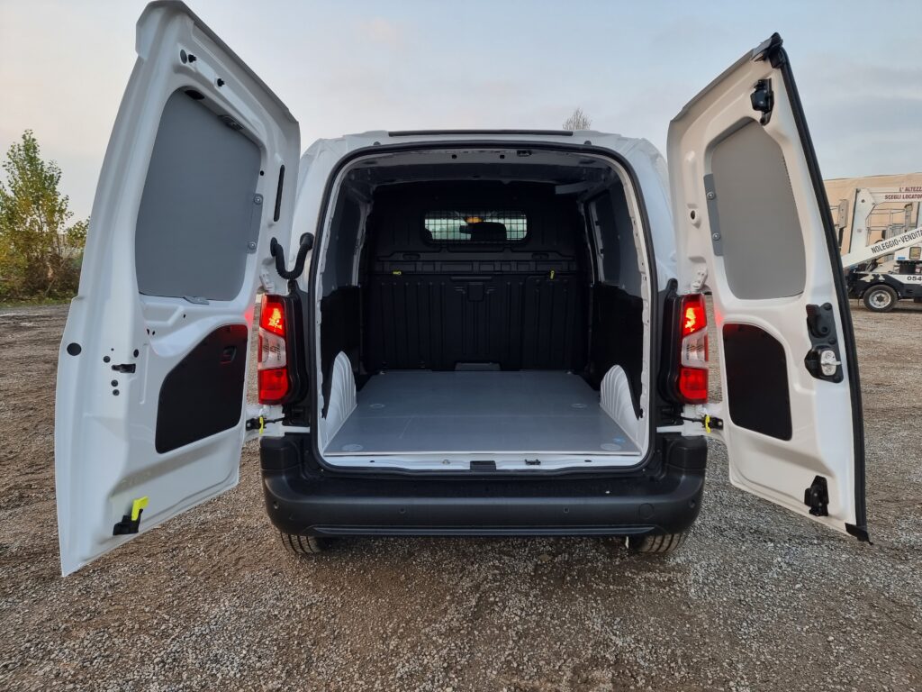 dettaglio dell’interno di un furgone compatto con porta posteriore aperta