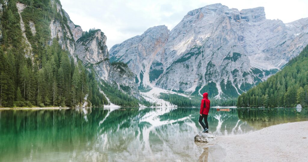 Veduta di un lago montano