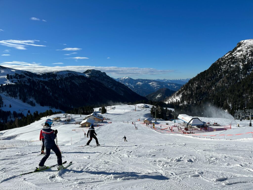 paesaggio innevato con sciatori